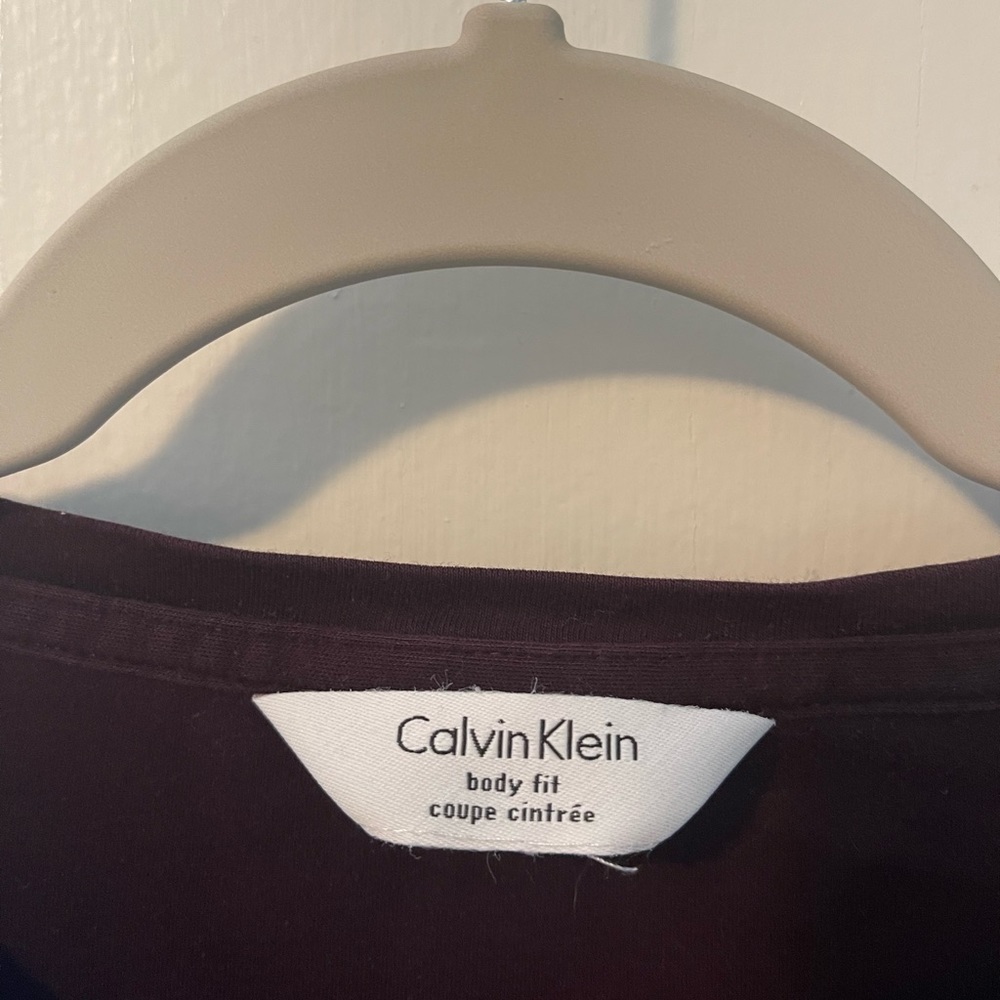 Calvin Klein men’s body fit, soft fabric, maroon, size med, casual shirt - Picture 4 of 4